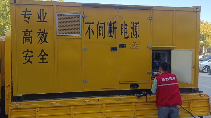 东坡柴油发电机组和UPS电源配合使用时，如何避免切换过程中的电力中断？